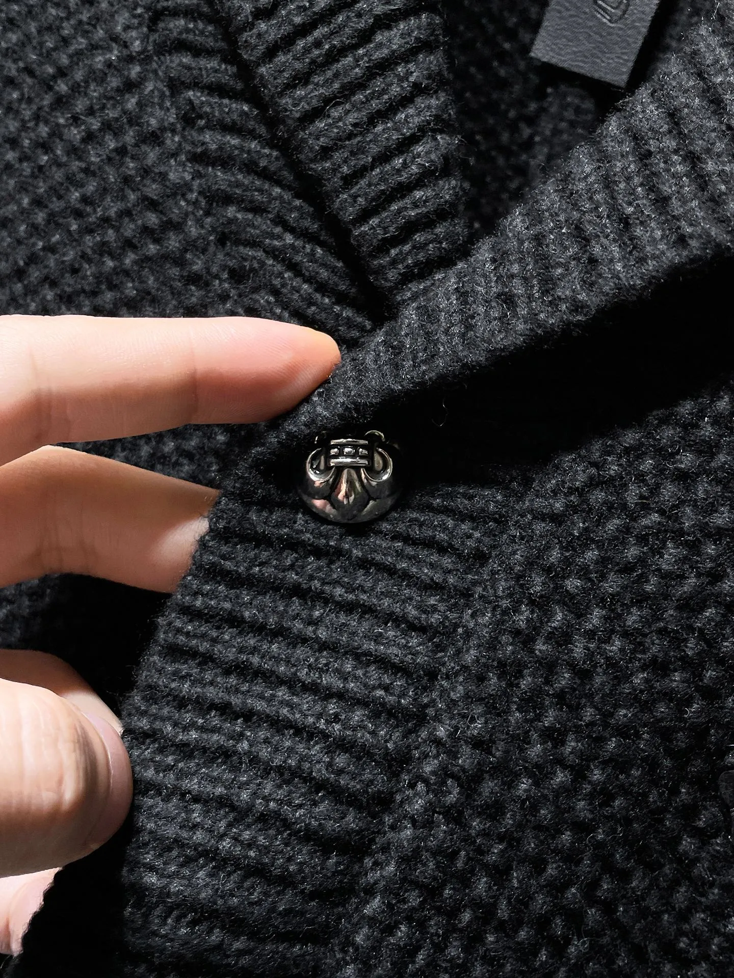 P296 Chrome Hearts sweater series Banana collar wool and leather silver button cardigan Single-breasted placket design All made of leather webbing Customized Chrome Hearts hardware buttons ➕ Leather logo embroidery on the chest Selected high-quality wool and 100% pure cotton knitted fabrics Not the ordinary version on the market! ! Recommended colors: black, white, gray Size: S, M, L, XL